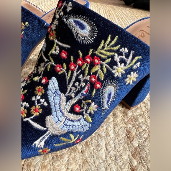 SOLD! Nanette Lepore Blue Velvet Embroidered Mules Size 7.5 - Picture 8 of 9